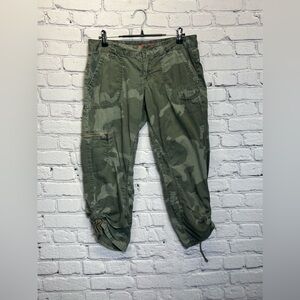 Unionbay womens Camo Capri Cargo Pants Green Size 5 No Drawstring